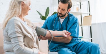 Freddo e pressione sanguigna: perché l’inverno può influire e quando monitorarla